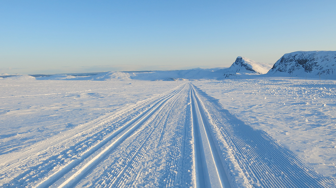 Langrennsløyper på Valdresflye. Flotte fjell i bakgrunnen.